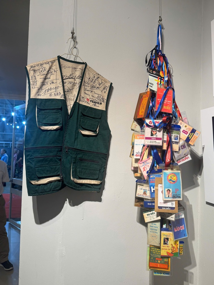 Những chiếc thẻ, áo tác nghiệp của nhiếp ảnh gia Trần Thế Phong được trưng bày tại triển lãm kỷ niệm 25 năm làm nghề của anh - Ảnh: Hồ Lam Những chiếc thẻ, áo tác nghiệp của nhiếp ảnh gia Trần Thế Phong được trưng bày tại triển lãm kỷ niệm 25 năm làm nghề của anh - Ảnh: Hồ Lam
