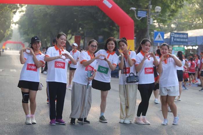 Các bạn trẻ hào hứng chụp ảnh với Hoa khôi Bế Thị Băng trước giờ chạy Các bạn trẻ hào hứng chụp ảnh với Hoa khôi Bế Thị Băng trước giờ chạy