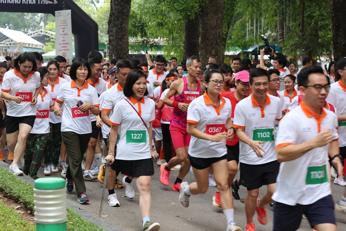 Bế Thị Băng tự tin tham gia thi chạy cùng các vận động viên khác Bế Thị Băng tự tin tham gia thi chạy cùng các vận động viên khác