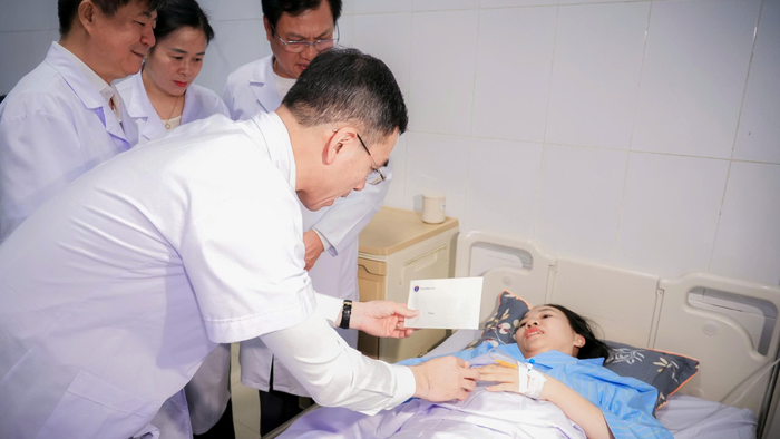 Bộ trưởng Y tế biểu dương hành động dũng cảm của các nữ điều dưỡng Bệnh viện Sản Nhi Nghệ An- Ảnh 1. Bộ trưởng Y tế biểu dương hành động dũng cảm của các nữ điều dưỡng Bệnh viện Sản Nhi Nghệ An- Ảnh 1.