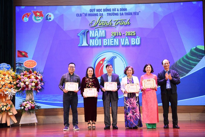 Các trưởng nhóm tiêu biểu được nhận Giấy khen của CLB "Vì Hoàng Sa – Trường Sa thân yêu" Các trưởng nhóm tiêu biểu được nhận Giấy khen của CLB "Vì Hoàng Sa – Trường Sa thân yêu"