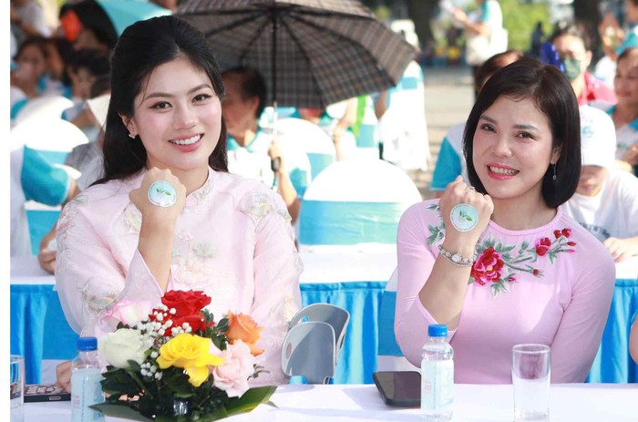 Hoa khôi Vũ Hương Giang và Hoa khôi Bế Thị Băng đã nhiều năm cùng nhau đồng hành với các sự kiện của báo Phụ nữ Việt Nam Hoa khôi Vũ Hương Giang và Hoa khôi Bế Thị Băng đã nhiều năm cùng nhau đồng hành với các sự kiện của báo Phụ nữ Việt Nam