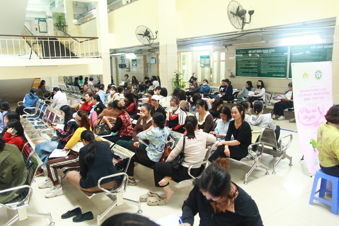 Hơn 400 phụ nữ được khám sàng lọc ung thư vú miễn phí tại Bệnh viện Bạch Mai- Ảnh 1. Hơn 400 phụ nữ được khám sàng lọc ung thư vú miễn phí tại Bệnh viện Bạch Mai- Ảnh 1.