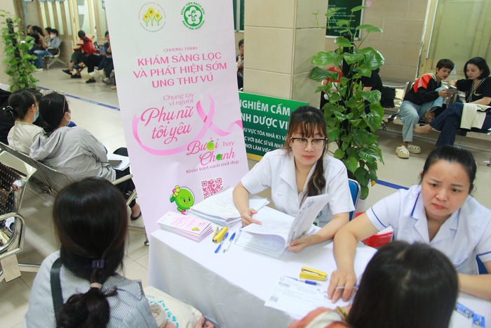 Hơn 400 phụ nữ được khám sàng lọc ung thư vú miễn phí tại Bệnh viện Bạch Mai- Ảnh 2. Hơn 400 phụ nữ được khám sàng lọc ung thư vú miễn phí tại Bệnh viện Bạch Mai- Ảnh 2.