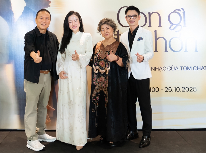 NSND Thanh Hoa đến chúc mừng ca sĩ Triệu Hồng Ngọc (áo dài trắng) và Trần Tuấn Hòa (đeo kính) ra mắt MV "Còn gì đẹp hơn" NSND Thanh Hoa đến chúc mừng ca sĩ Triệu Hồng Ngọc (áo dài trắng) và Trần Tuấn Hòa (đeo kính) ra mắt MV "Còn gì đẹp hơn"