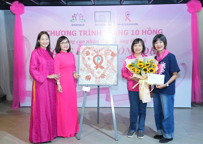 Tác phẩm "Nơ hồng" đã được bán, trao tặng Quỹ bảo hiểm y tế cho phụ nữ có hoàn cảnh khó khăn đang điều trị ung thư Tác phẩm "Nơ hồng" đã được bán, trao tặng Quỹ bảo hiểm y tế cho phụ nữ có hoàn cảnh khó khăn đang điều trị ung thư