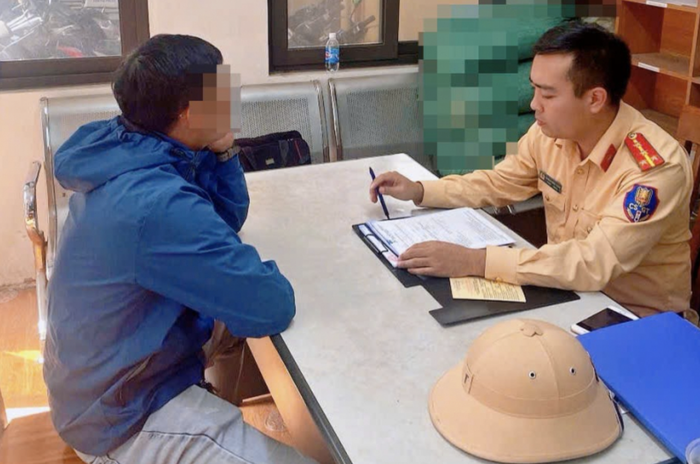 Hà Nội: Nhanh chóng xác minh, xử lý tài xế xe bồn để bê tông chảy ra đường- Ảnh 1. Hà Nội: Nhanh chóng xác minh, xử lý tài xế xe bồn để bê tông chảy ra đường- Ảnh 1.