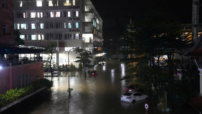 Bệnh viện Trung ương Huế ngập sâu, kích hoạt phương án đảm bảo an toàn bệnh nhân- Ảnh 1. Bệnh viện Trung ương Huế ngập sâu, kích hoạt phương án đảm bảo an toàn bệnh nhân- Ảnh 1.