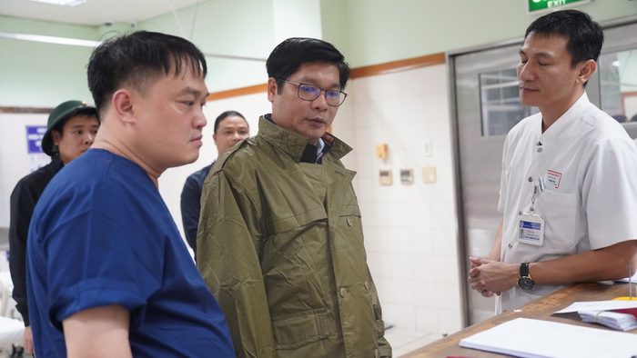 Bệnh viện Trung ương Huế ngập sâu, kích hoạt phương án đảm bảo an toàn bệnh nhân- Ảnh 2. Bệnh viện Trung ương Huế ngập sâu, kích hoạt phương án đảm bảo an toàn bệnh nhân- Ảnh 2.