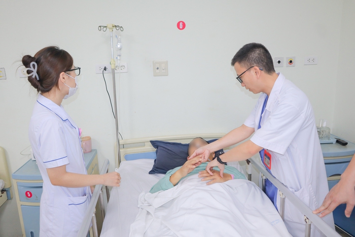 Thứ trưởng Bộ Y tế thăm bệnh nhân được ông “mở đường” đưa đi cấp cứu kịp thời- Ảnh 1.