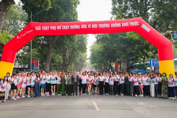 Đông đảo quan khách, người nổi tiếng cùng hơn 1.000 vận động viên tham gia sự kiện “Phụ nữ chạy hưởng ứng Vì môi trường không khói thuốc”