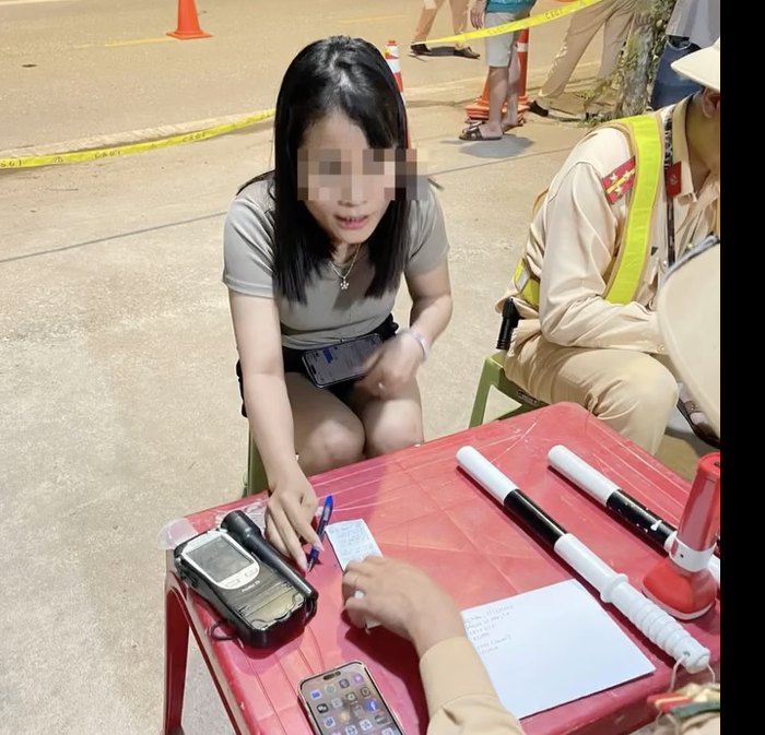 Nữ tài xế hất văng máy đo nồng độ cồn của lực lượng CSGT- Ảnh 1. Nữ tài xế hất văng máy đo nồng độ cồn của lực lượng CSGT- Ảnh 1.