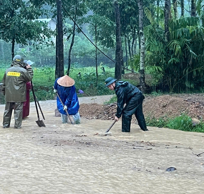 TP Huế: Bộ đội Biên phòng hỗ trợ hàng trăm người dân di dời đến nơi an toàn- Ảnh 2.