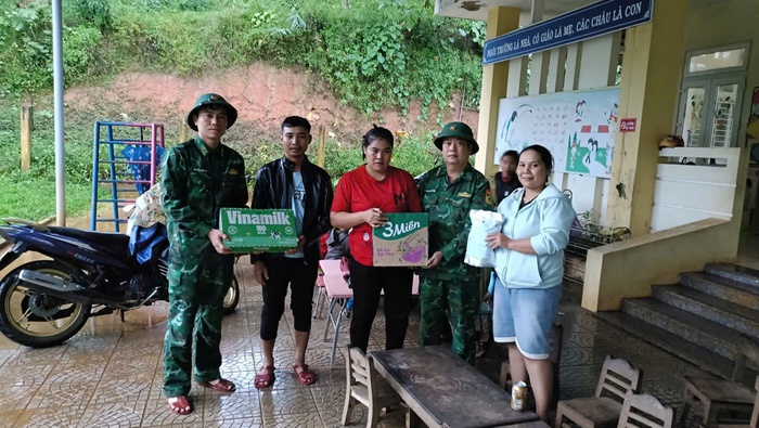 TP Huế: Bộ đội Biên phòng hỗ trợ hàng trăm người dân di dời đến nơi an toàn- Ảnh 1.