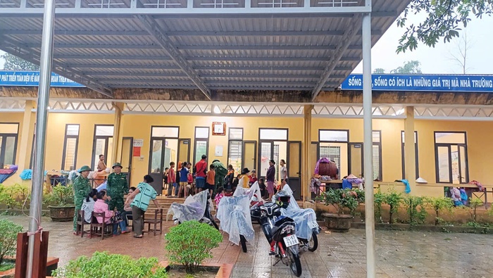 TP Huế: Bộ đội Biên phòng hỗ trợ hàng trăm người dân di dời đến nơi an toàn- Ảnh 3.