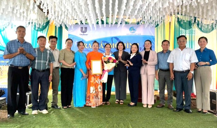 Đắk Lắk: Ra mắt mô hình “Tổ phụ nữ thu gom, phân loại rác, xây dựng gia đình 3 sạch”- Ảnh 1.