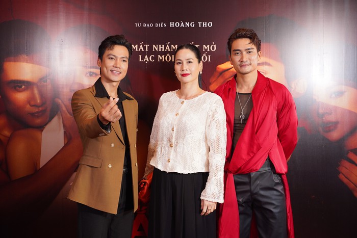 Lương Gia Huy và Thân Thúy Hà (người đầu tiên và thứ hai từ phải sang) có dịp hội ngộ sau khi đóng chung phim "Mưa đỏ"