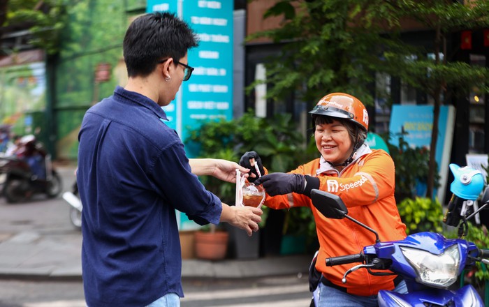 Câu chuyện về những “nữ tài cam” chọn tự do cầm lái cuộc đời - Ảnh 1.