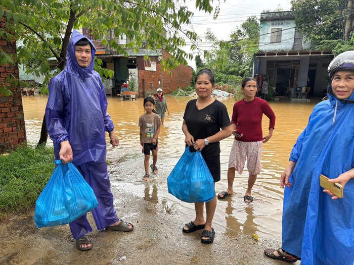 Đà Nẵng: Những căn bếp nghĩa tình đỏ lửa, nấu hàng nghìn suất cơm cho bà con vùng ngập- Ảnh 6.