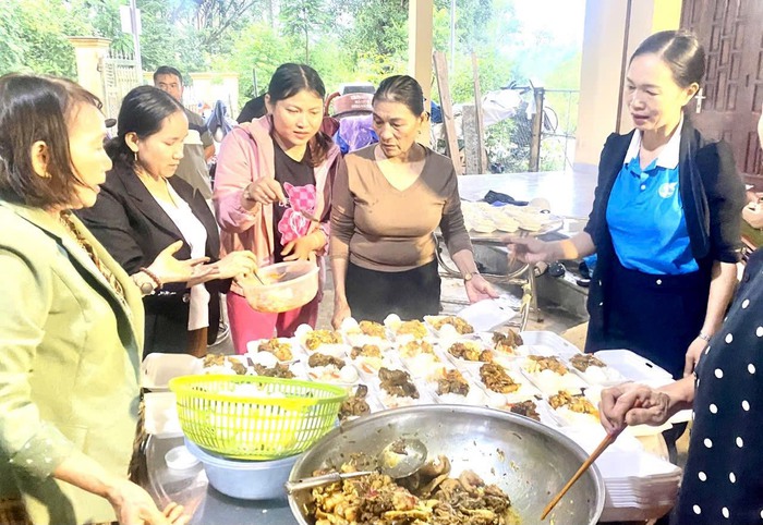 Đà Nẵng: Những căn bếp nghĩa tình đỏ lửa, nấu hàng nghìn suất cơm cho bà con vùng ngập- Ảnh 3.