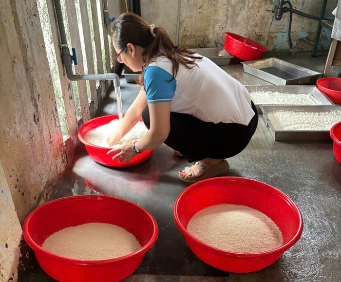 Đà Nẵng: Những căn bếp nghĩa tình đỏ lửa, nấu hàng nghìn suất cơm cho bà con vùng ngập- Ảnh 1.