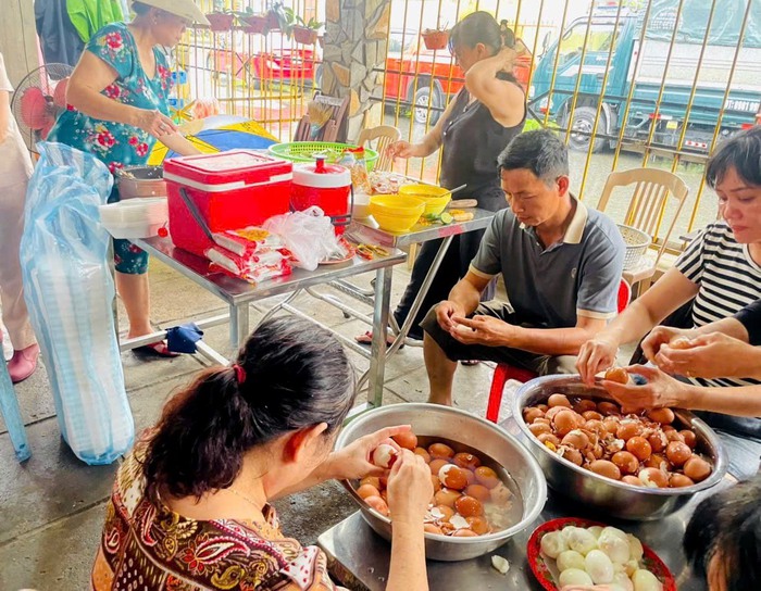 Đà Nẵng: Những căn bếp nghĩa tình đỏ lửa, nấu hàng nghìn suất cơm cho bà con vùng ngập- Ảnh 2.