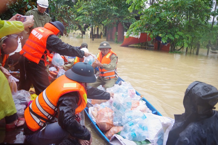 Bộ đội Hải quân tiếp tế lương thực cho người dân bị cô lập do mưa lũ ở Đà Nẵng- Ảnh 6.