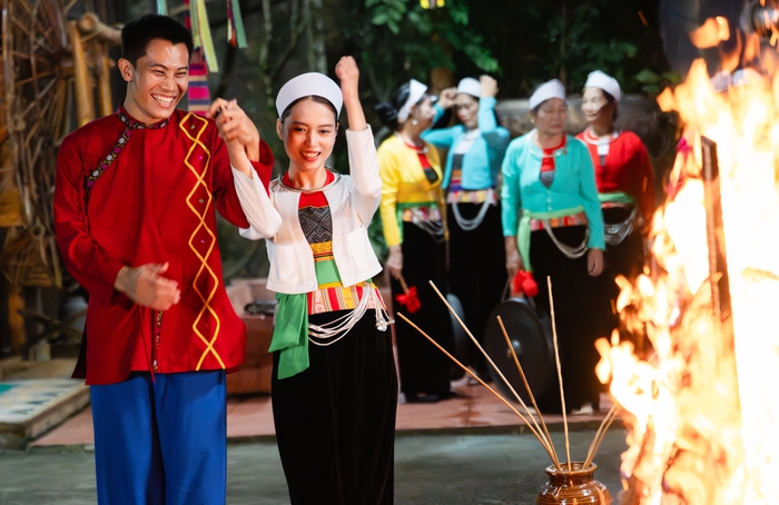 Diễn viên Phương Nam và vợ trong một cảnh quay ở Hòa Bình