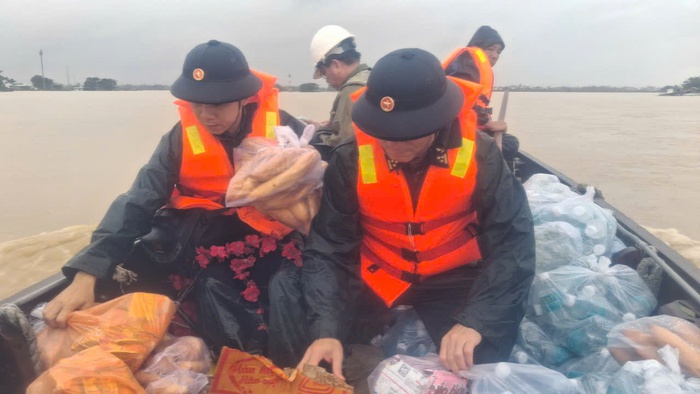 Bộ đội Hải quân tiếp tế lương thực cho người dân bị cô lập do mưa lũ ở Đà Nẵng- Ảnh 1.