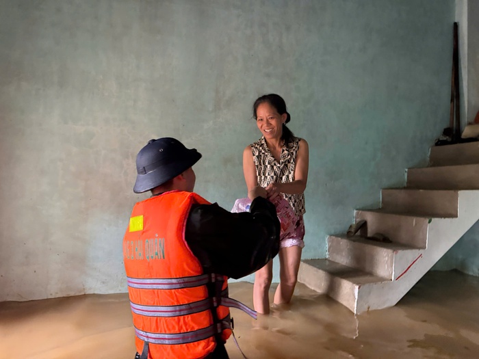 Bộ đội Hải quân tiếp tế lương thực cho người dân bị cô lập do mưa lũ ở Đà Nẵng- Ảnh 2.