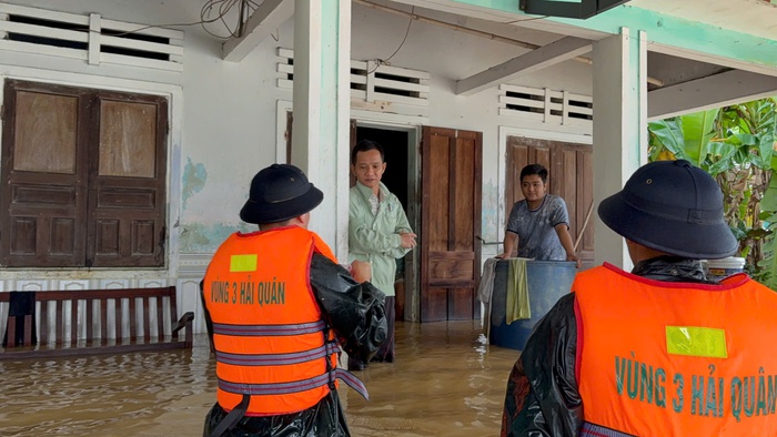 Bộ đội Hải quân tiếp tế lương thực cho người dân bị cô lập do mưa lũ ở Đà Nẵng- Ảnh 3.