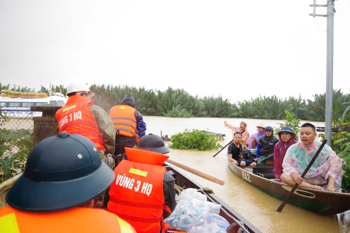 Bộ đội Hải quân tiếp tế lương thực cho người dân bị cô lập do mưa lũ ở Đà Nẵng- Ảnh 5.