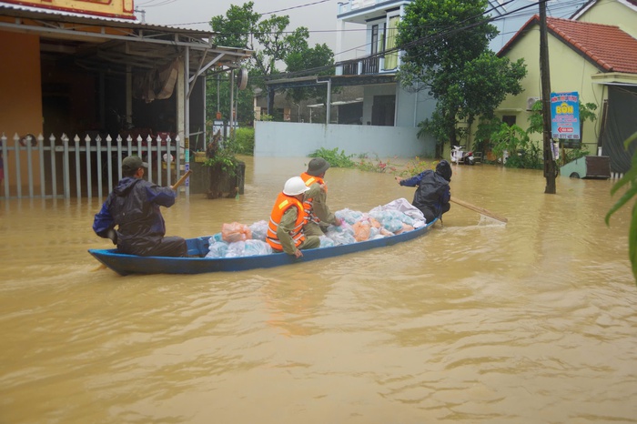 Bộ đội Hải quân tiếp tế lương thực cho người dân bị cô lập do mưa lũ ở Đà Nẵng- Ảnh 4.