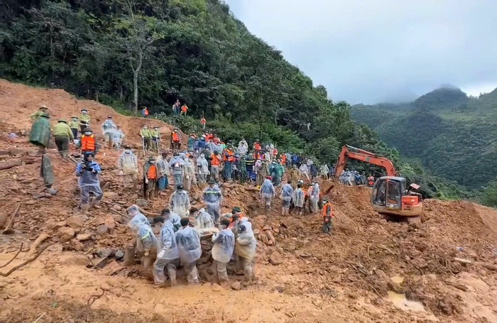 Các lực lượng chức năng đã tìm thấy thi thể nạn nhân đầu tiên trong vụ sạt lở tại xã Lũng Cú. Ảnh: Xuân Hưng
