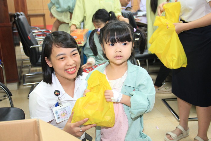 MTTQ tỉnh Quảng Ninh thăm, tặng quà Trung thu cho các bệnh nhi - Ảnh 2.