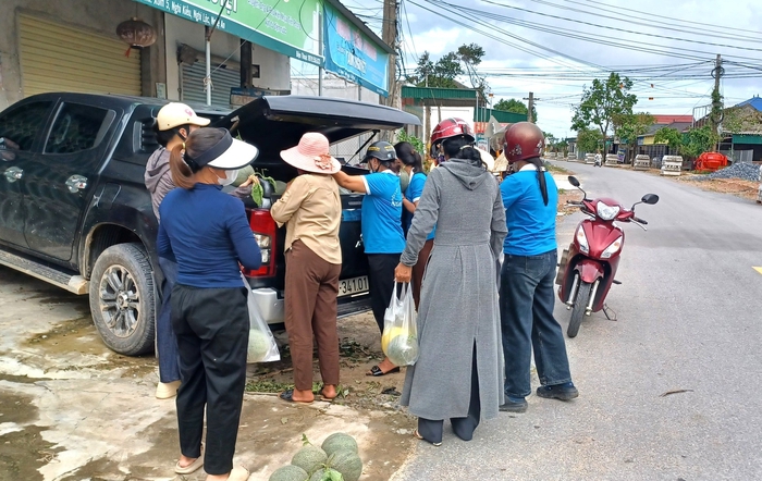 Những phiên chợ nghĩa tình cứu nông sản vùng lũ- Ảnh 3.