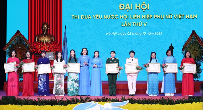 Những hình ảnh đẹp tại Lễ kỷ niệm 95 năm thành lập Hội LHPN Việt Nam- Ảnh 15. Những hình ảnh đẹp tại Lễ kỷ niệm 95 năm thành lập Hội LHPN Việt Nam- Ảnh 15.