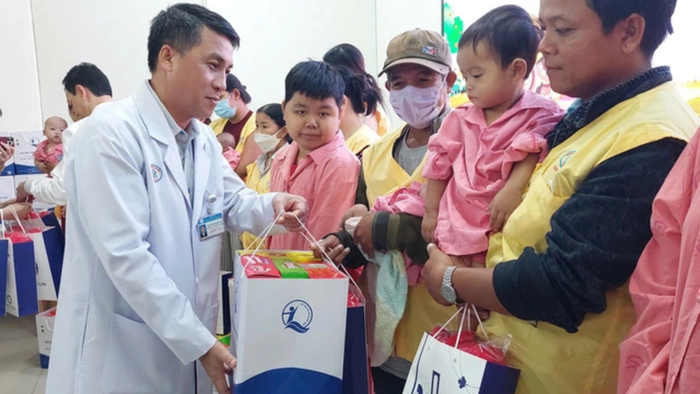 Bộ Y tế thăm, tặng quà Trung thu cho bệnh nhi tại TPHCM và Hà Nội- Ảnh 1.