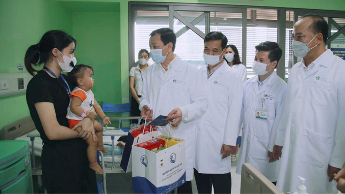 Bộ Y tế thăm, tặng quà Trung thu cho bệnh nhi tại TPHCM và Hà Nội- Ảnh 2.