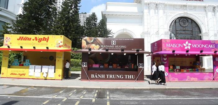 Quầy bánh Hà Nội treo biển "giá sốc" 100.000 đồng/3 chiếc sát ngày rằm Trung thu- Ảnh 2.
