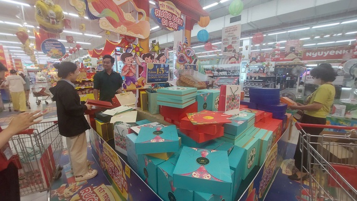 Quầy bánh Hà Nội treo biển "giá sốc" 100.000 đồng/3 chiếc sát ngày rằm Trung thu- Ảnh 3.