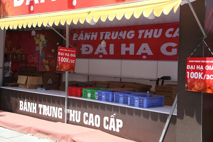 Quầy bánh Hà Nội treo biển "giá sốc" 100.000 đồng/3 chiếc sát ngày rằm Trung thu- Ảnh 1.