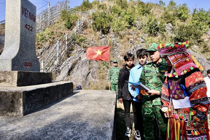 Được tiếp cận đầy đủ thông tin mới giúp người dân biên giới thay đổi nhận thức và hành động- Ảnh 4. Được tiếp cận đầy đủ thông tin mới giúp người dân biên giới thay đổi nhận thức và hành động- Ảnh 4.