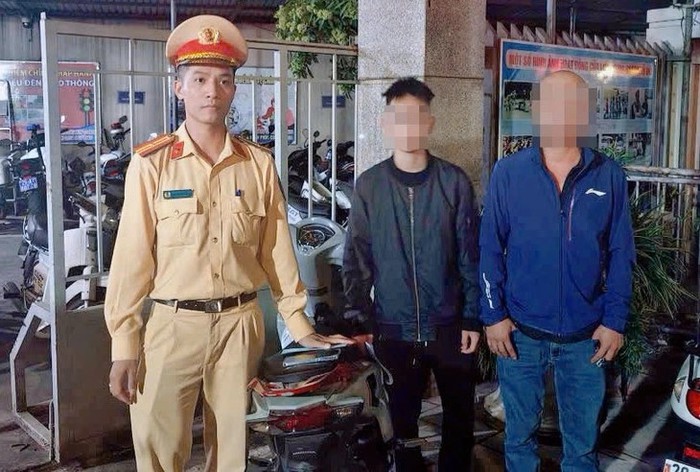 Con chạy xe máy "bốc đầu" trên phố, bố phải nộp phạt 9 triệu đồng- Ảnh 1. Con chạy xe máy "bốc đầu" trên phố, bố phải nộp phạt 9 triệu đồng- Ảnh 1.