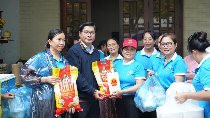 Hội LHPN TP Huế nấu hơn 11.000 suất cơm hỗ trợ người dân vùng ngập- Ảnh 1. Hội LHPN TP Huế nấu hơn 11.000 suất cơm hỗ trợ người dân vùng ngập- Ảnh 1.