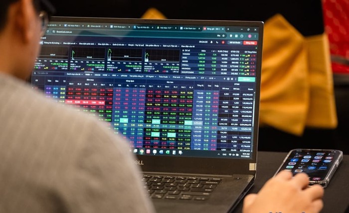 Bán tháo lan rộng, VN-Index “bốc hơi” hơn 16 điểm- Ảnh 2. Bán tháo lan rộng, VN-Index “bốc hơi” hơn 16 điểm- Ảnh 2.