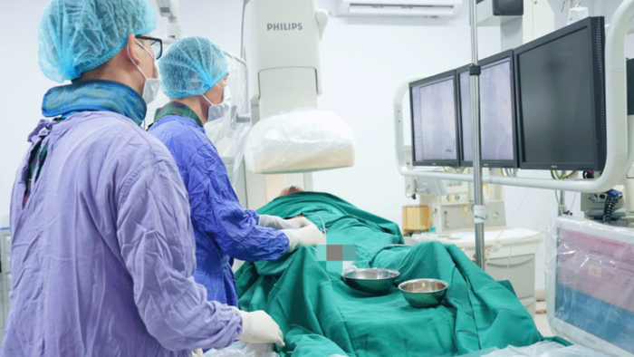 Can thiệp kịp thời cứu sống người đàn ông bị đột quỵ thể nặng nhất- Ảnh 1.