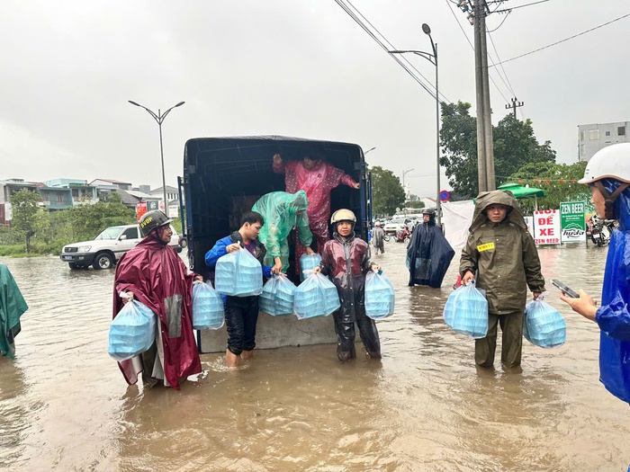 Hội LHPN TP Huế nấu hơn 11.000 suất cơm hỗ trợ người dân vùng ngập- Ảnh 3. Hội LHPN TP Huế nấu hơn 11.000 suất cơm hỗ trợ người dân vùng ngập- Ảnh 3.