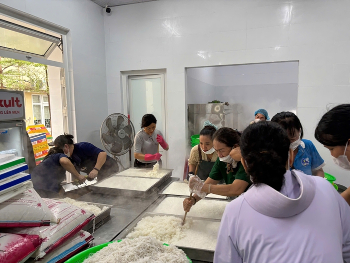 Hội LHPN TP Huế nấu hơn 11.000 suất cơm hỗ trợ người dân vùng ngập- Ảnh 2. Hội LHPN TP Huế nấu hơn 11.000 suất cơm hỗ trợ người dân vùng ngập- Ảnh 2.