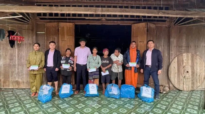 Những chiếc bánh chưng xanh giúp ấm lòng người dân vùng lũ tại Đà Nẵng- Ảnh 3. Những chiếc bánh chưng xanh giúp ấm lòng người dân vùng lũ tại Đà Nẵng- Ảnh 3.